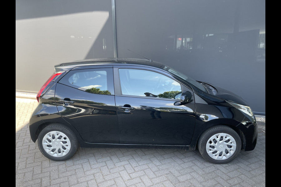 Toyota Aygo 1.0 VVT-i x-play Achteruitrijcamera - Airco - Cruise control - Bluetooth - Multifunctioneel stuurwiel