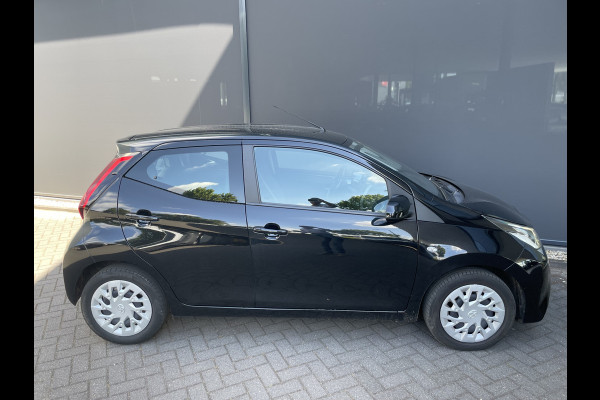 Toyota Aygo 1.0 VVT-i x-play Achteruitrijcamera - Airco - Cruise control - Bluetooth - Multifunctioneel stuurwiel