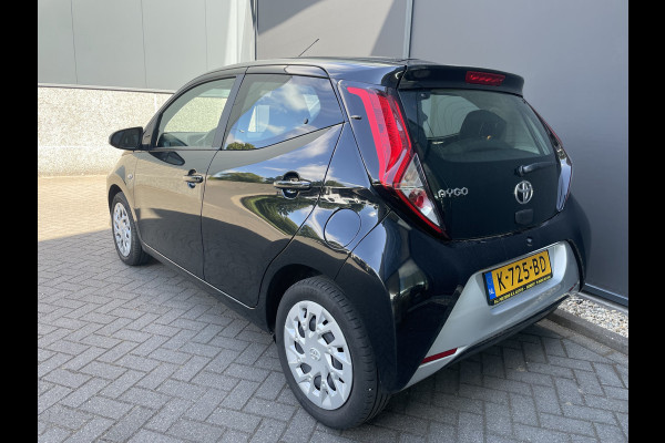 Toyota Aygo 1.0 VVT-i x-play Achteruitrijcamera - Airco - Cruise control - Bluetooth - Multifunctioneel stuurwiel