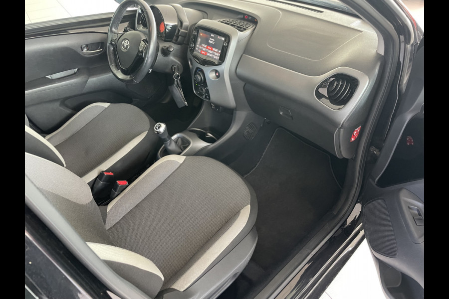 Toyota Aygo 1.0 VVT-i x-play Achteruitrijcamera - Airco - Cruise control - Bluetooth - Multifunctioneel stuurwiel