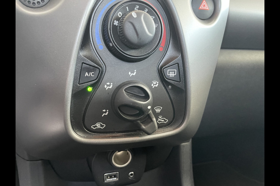 Toyota Aygo 1.0 VVT-i x-play Achteruitrijcamera - Airco - Cruise control - Bluetooth - Multifunctioneel stuurwiel