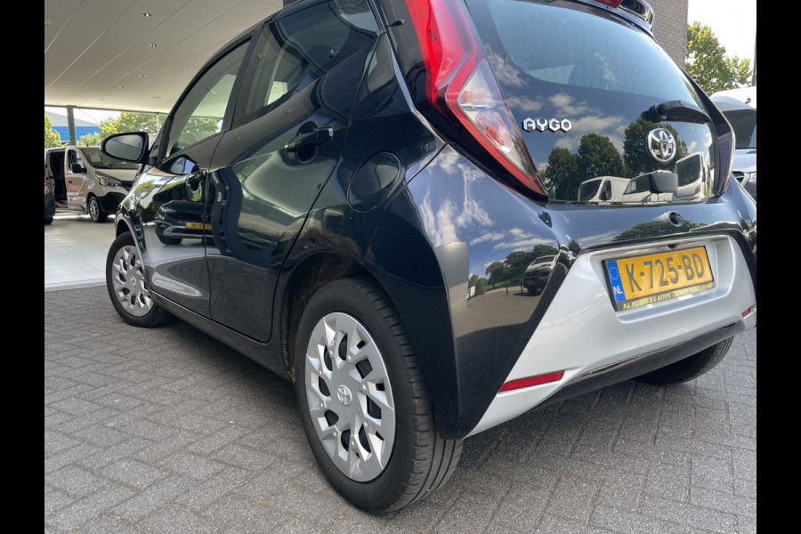 Toyota Aygo 1.0 VVT-i x-play Achteruitrijcamera - Airco - Cruise control - Bluetooth - Multifunctioneel stuurwiel