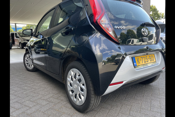 Toyota Aygo 1.0 VVT-i x-play Achteruitrijcamera - Airco - Cruise control - Bluetooth - Multifunctioneel stuurwiel