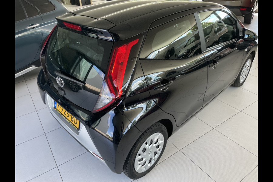 Toyota Aygo 1.0 VVT-i x-play Achteruitrijcamera - Airco - Cruise control - Bluetooth - Multifunctioneel stuurwiel