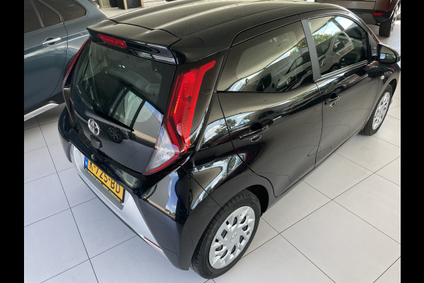 Toyota Aygo 1.0 VVT-i x-play Achteruitrijcamera - Airco - Cruise control - Bluetooth - Multifunctioneel stuurwiel