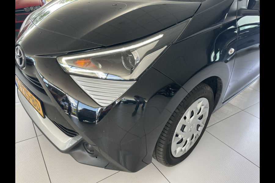 Toyota Aygo 1.0 VVT-i x-play Achteruitrijcamera - Airco - Cruise control - Bluetooth - Multifunctioneel stuurwiel
