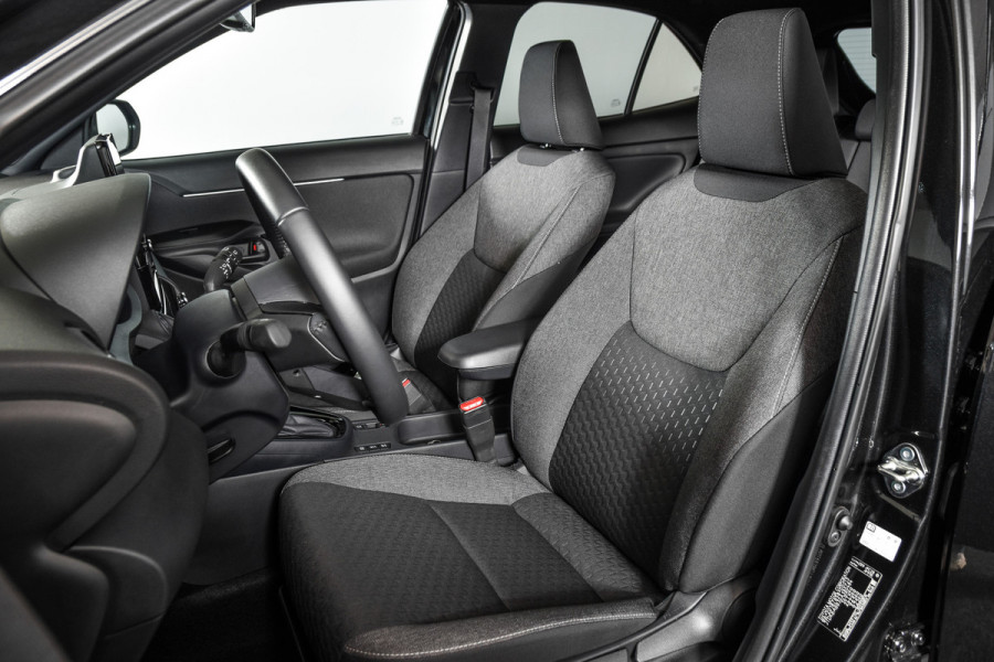 Toyota Yaris Cross 1.5 Hybrid 115 First Edition (Facelift) | Dig.Cockpit | Adapt.Cruise | Stoelverwarming | Camera | PDC | App.Connect | Auto.Airco | LM 17" | 9401