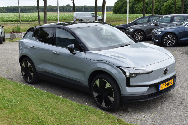 Volvo EX30 Single Motor Extended Range Ultra 69 kWh | Stoelverwarming | Glazen dak | ACC | Elektr. stoel | 360 camera