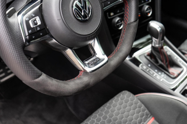 Volkswagen Golf 2.0 TSI GTI Performance Pano / ACC / Camera