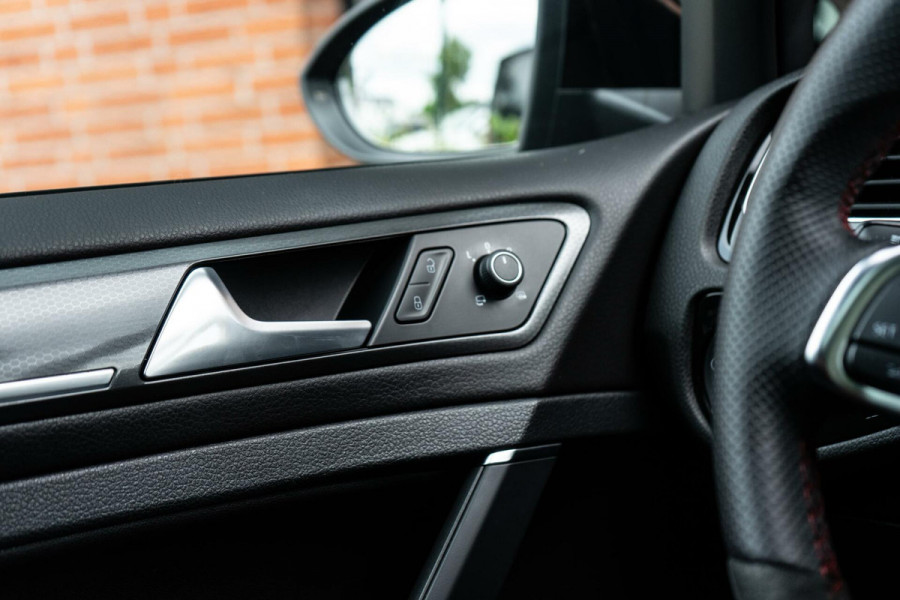 Volkswagen Golf 2.0 TSI GTI Performance Pano / ACC / Camera