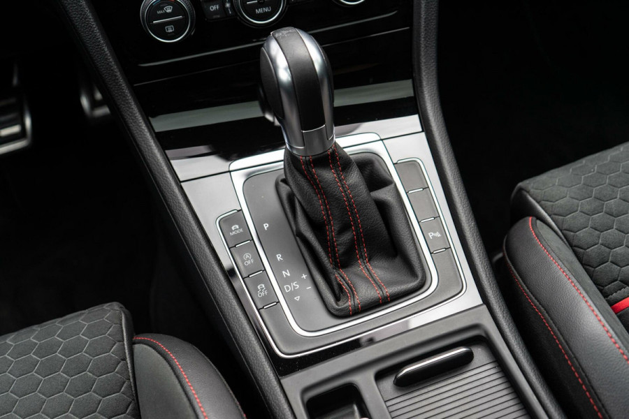 Volkswagen Golf 2.0 TSI GTI Performance Pano / ACC / Camera