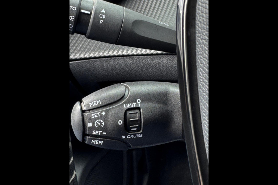 Peugeot 2008 1.2 PT GT-line Allure 131PK - Navigatie I LED/PDC I Achteruitrij camera I Airco I Sport velgen I Dealer onderhouden
