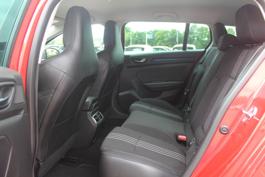 Renault MEGANE Estate 1.2 TCe GT-Line / Trekhaak / Camera / Bose / Keyless / 17'' / Navigatie / Getint glas / Dodehoek / DAB / Cruise Control