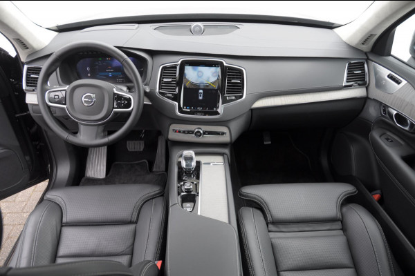 Volvo XC90 T8 455PK Automaat Plug-in hybrid AWD Ultra Dark Luchtvering / Bowers & Wilkins audio / Trekhaak / Massage / Stoelverwarming en ventilatie / Elektrisch bedienbare voorstoelen met geheugen / Trekhaak / Panoramadak / Head-up Display /