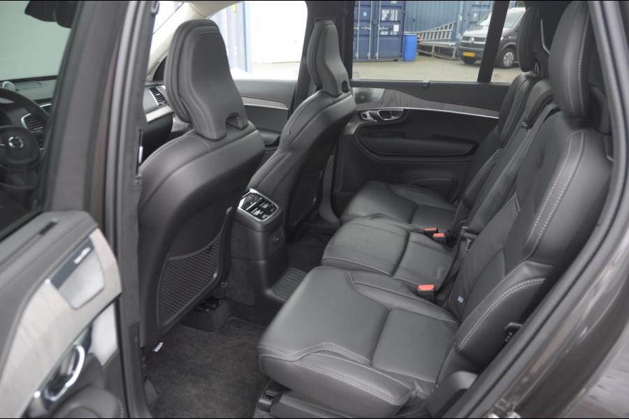 Volvo XC90 T8 455PK Automaat Plug-in hybrid AWD Ultra Dark Luchtvering / Bowers & Wilkins audio / Trekhaak / Massage / Stoelverwarming en ventilatie / Elektrisch bedienbare voorstoelen met geheugen / Trekhaak / Panoramadak / Head-up Display /