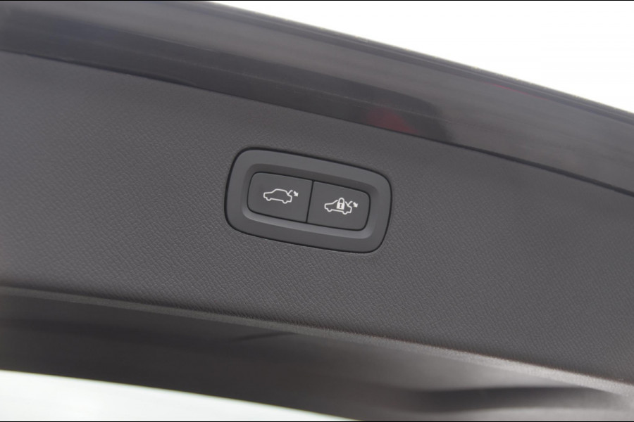 Volvo XC90 T8 455PK Automaat Plug-in hybrid AWD Ultra Dark Luchtvering / Bowers & Wilkins audio / Trekhaak / Massage / Stoelverwarming en ventilatie / Elektrisch bedienbare voorstoelen met geheugen / Trekhaak / Panoramadak / Head-up Display /