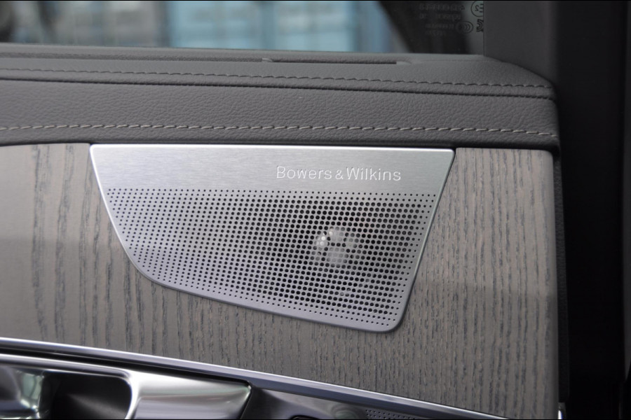 Volvo XC90 T8 455PK Automaat Plug-in hybrid AWD Ultra Dark Luchtvering / Bowers & Wilkins audio / Trekhaak / Massage / Stoelverwarming en ventilatie / Elektrisch bedienbare voorstoelen met geheugen / Trekhaak / Panoramadak / Head-up Display /