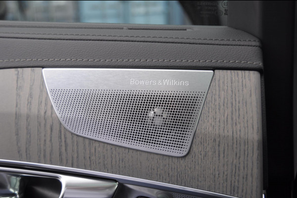 Volvo XC90 T8 455PK Automaat Plug-in hybrid AWD Ultra Dark Luchtvering / Bowers & Wilkins audio / Trekhaak / Massage / Stoelverwarming en ventilatie / Elektrisch bedienbare voorstoelen met geheugen / Trekhaak / Panoramadak / Head-up Display /
