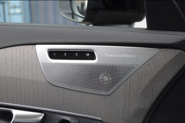 Volvo XC90 T8 455PK Automaat Plug-in hybrid AWD Ultra Dark Luchtvering / Bowers & Wilkins audio / Trekhaak / Massage / Stoelverwarming en ventilatie / Elektrisch bedienbare voorstoelen met geheugen / Trekhaak / Panoramadak / Head-up Display /