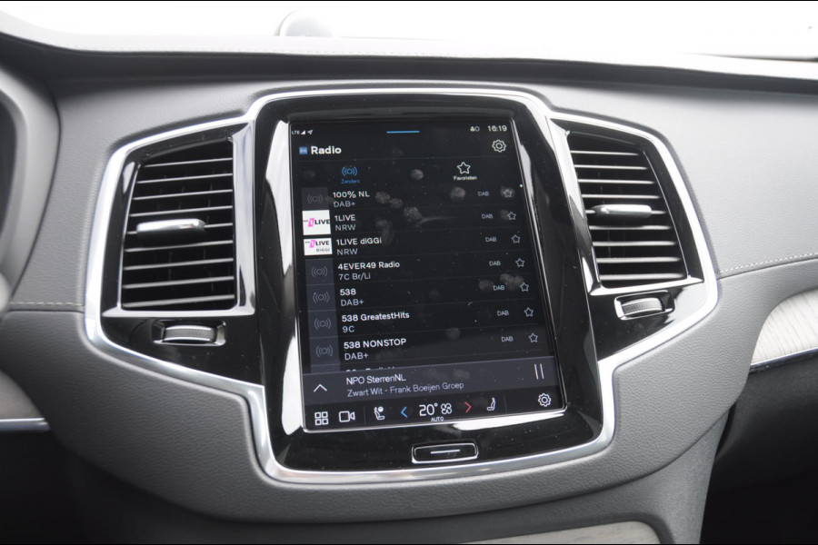 Volvo XC90 T8 455PK Automaat Plug-in hybrid AWD Ultra Dark Luchtvering / Bowers & Wilkins audio / Trekhaak / Massage / Stoelverwarming en ventilatie / Elektrisch bedienbare voorstoelen met geheugen / Trekhaak / Panoramadak / Head-up Display /