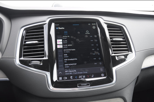 Volvo XC90 T8 455PK Automaat Plug-in hybrid AWD Ultra Dark Luchtvering / Bowers & Wilkins audio / Trekhaak / Massage / Stoelverwarming en ventilatie / Elektrisch bedienbare voorstoelen met geheugen / Trekhaak / Panoramadak / Head-up Display /