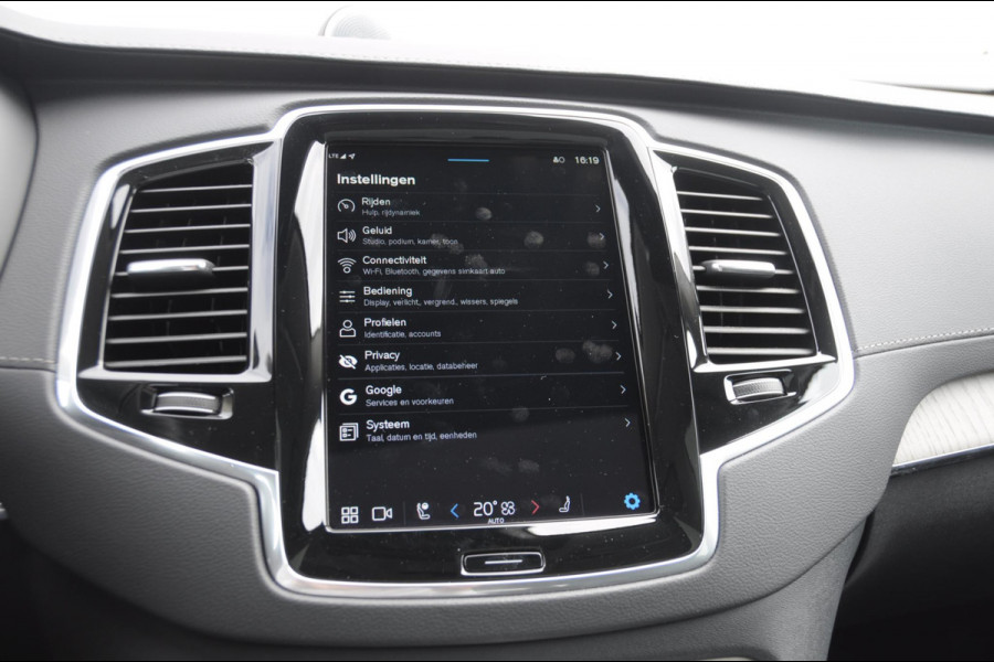 Volvo XC90 T8 455PK Automaat Plug-in hybrid AWD Ultra Dark Luchtvering / Bowers & Wilkins audio / Trekhaak / Massage / Stoelverwarming en ventilatie / Elektrisch bedienbare voorstoelen met geheugen / Trekhaak / Panoramadak / Head-up Display /
