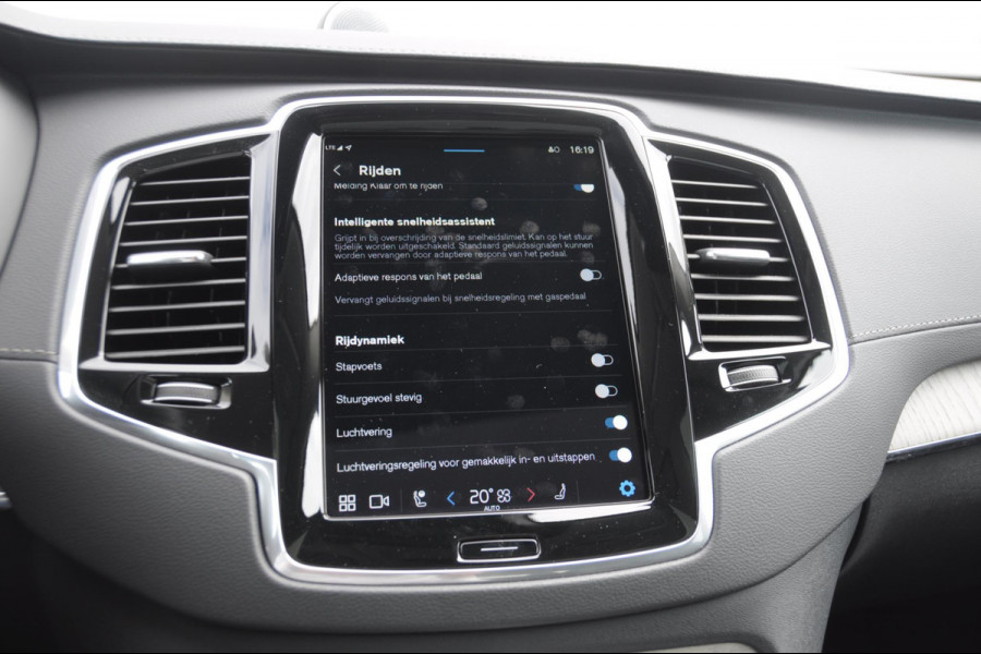 Volvo XC90 T8 455PK Automaat Plug-in hybrid AWD Ultra Dark Luchtvering / Bowers & Wilkins audio / Trekhaak / Massage / Stoelverwarming en ventilatie / Elektrisch bedienbare voorstoelen met geheugen / Trekhaak / Panoramadak / Head-up Display /