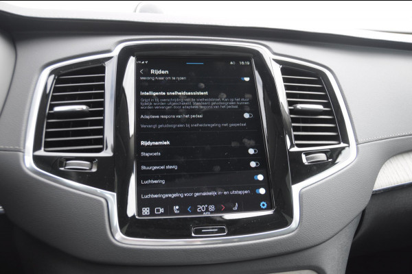 Volvo XC90 T8 455PK Automaat Plug-in hybrid AWD Ultra Dark Luchtvering / Bowers & Wilkins audio / Trekhaak / Massage / Stoelverwarming en ventilatie / Elektrisch bedienbare voorstoelen met geheugen / Trekhaak / Panoramadak / Head-up Display /