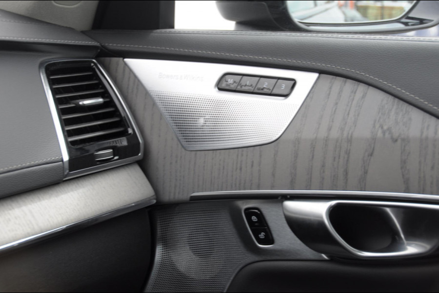 Volvo XC90 T8 455PK Automaat Plug-in hybrid AWD Ultra Dark Luchtvering / Bowers & Wilkins audio / Trekhaak / Massage / Stoelverwarming en ventilatie / Elektrisch bedienbare voorstoelen met geheugen / Trekhaak / Panoramadak / Head-up Display /