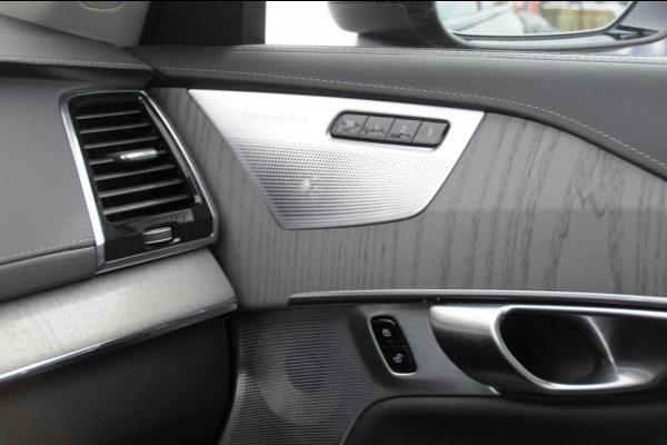 Volvo XC90 T8 455PK Automaat Plug-in hybrid AWD Ultra Dark Luchtvering / Bowers & Wilkins audio / Trekhaak / Massage / Stoelverwarming en ventilatie / Elektrisch bedienbare voorstoelen met geheugen / Trekhaak / Panoramadak / Head-up Display /