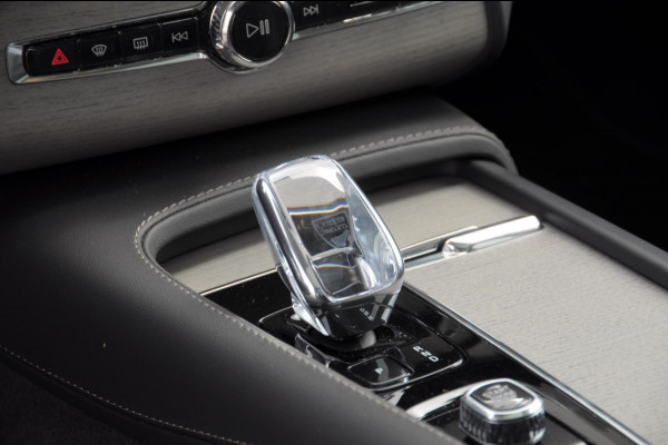 Volvo XC90 T8 455PK Automaat Plug-in hybrid AWD Ultra Dark Luchtvering / Bowers & Wilkins audio / Trekhaak / Massage / Stoelverwarming en ventilatie / Elektrisch bedienbare voorstoelen met geheugen / Trekhaak / Panoramadak / Head-up Display /
