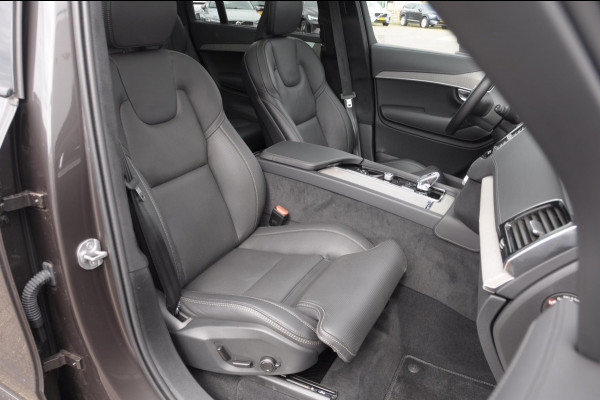 Volvo XC90 T8 455PK Automaat Plug-in hybrid AWD Ultra Dark Luchtvering / Bowers & Wilkins audio / Trekhaak / Massage / Stoelverwarming en ventilatie / Elektrisch bedienbare voorstoelen met geheugen / Trekhaak / Panoramadak / Head-up Display /
