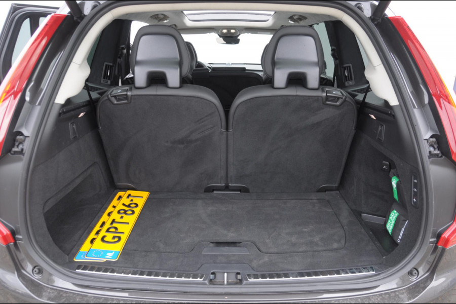 Volvo XC90 T8 455PK Automaat Plug-in hybrid AWD Ultra Dark Luchtvering / Bowers & Wilkins audio / Trekhaak / Massage / Stoelverwarming en ventilatie / Elektrisch bedienbare voorstoelen met geheugen / Trekhaak / Panoramadak / Head-up Display /