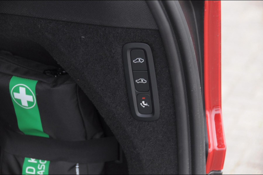 Volvo XC90 T8 455PK Automaat Plug-in hybrid AWD Ultra Dark Luchtvering / Bowers & Wilkins audio / Trekhaak / Massage / Stoelverwarming en ventilatie / Elektrisch bedienbare voorstoelen met geheugen / Trekhaak / Panoramadak / Head-up Display /
