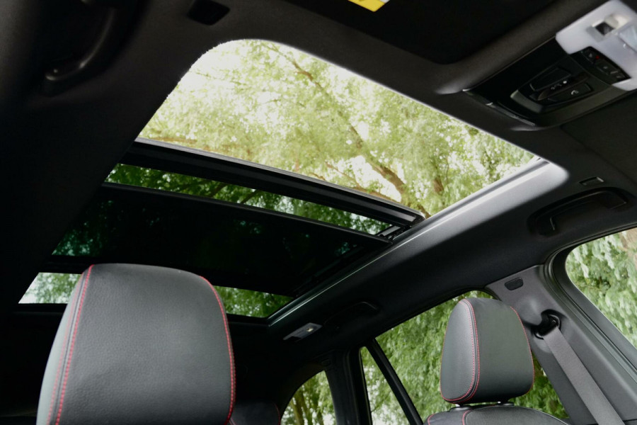 BMW X1 sDrive18i Sport Line Automaat 140 PK Facelift |Pano-dak | Leder | Stoelverwarming | Memory | Camera | LED | PDC |