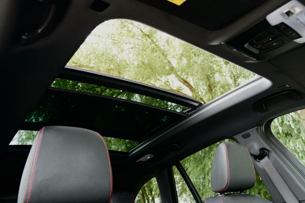 BMW X1 sDrive18i Sport Line Automaat 140 PK Facelift |Pano-dak | Leder | Stoelverwarming | Memory | Camera | LED | PDC |