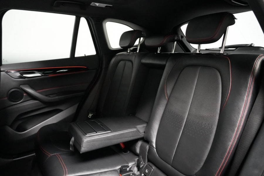 BMW X1 sDrive18i Sport Line Automaat 140 PK Facelift |Pano-dak | Leder | Stoelverwarming | Memory | Camera | LED | PDC |