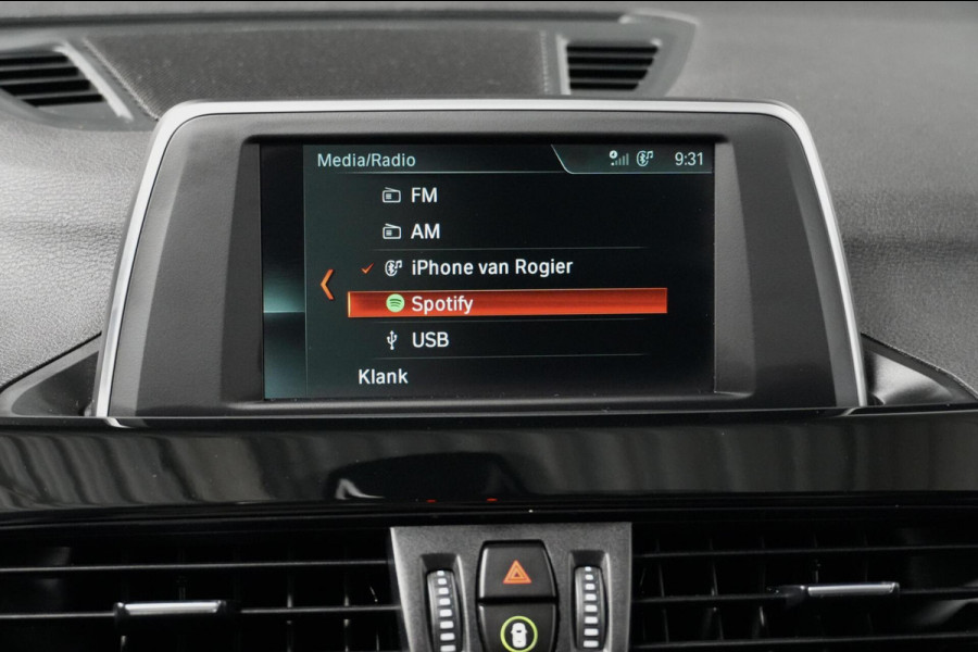 BMW X1 sDrive18i Sport Line Automaat 140 PK Facelift |Pano-dak | Leder | Stoelverwarming | Memory | Camera | LED | PDC |