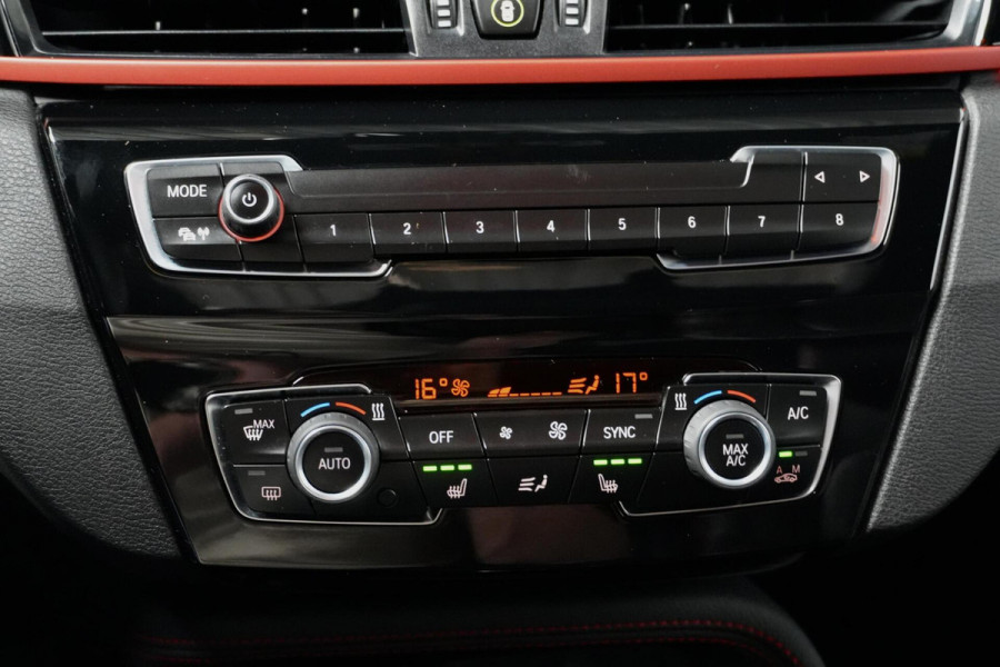 BMW X1 sDrive18i Sport Line Automaat 140 PK Facelift |Pano-dak | Leder | Stoelverwarming | Memory | Camera | LED | PDC |