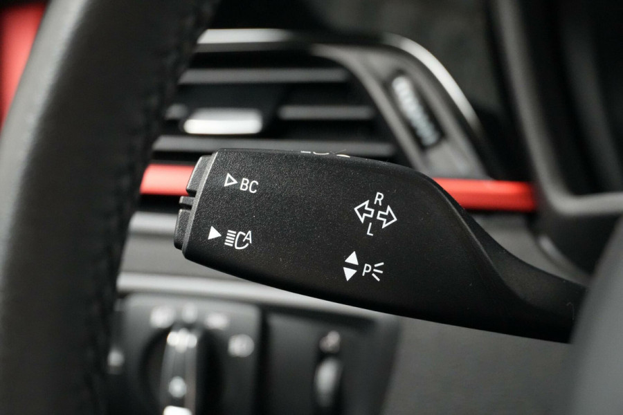 BMW X1 sDrive18i Sport Line Automaat 140 PK Facelift |Pano-dak | Leder | Stoelverwarming | Memory | Camera | LED | PDC |