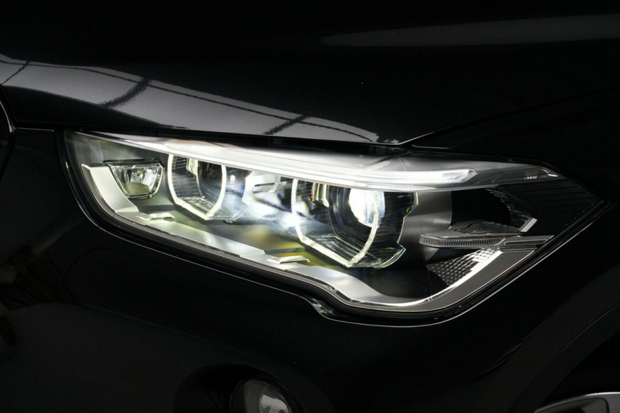 BMW X1 sDrive18i Sport Line Automaat 140 PK Facelift |Pano-dak | Leder | Stoelverwarming | Memory | Camera | LED | PDC |