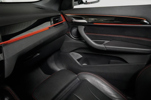 BMW X1 sDrive18i Sport Line Automaat 140 PK Facelift |Pano-dak | Leder | Stoelverwarming | Memory | Camera | LED | PDC |