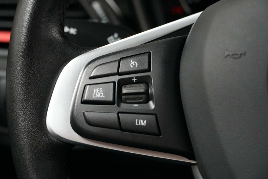 BMW X1 sDrive18i Sport Line Automaat 140 PK Facelift |Pano-dak | Leder | Stoelverwarming | Memory | Camera | LED | PDC |