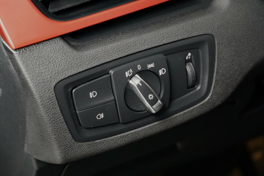 BMW X1 sDrive18i Sport Line Automaat 140 PK Facelift |Pano-dak | Leder | Stoelverwarming | Memory | Camera | LED | PDC |