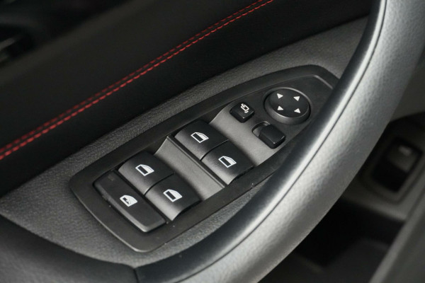 BMW X1 sDrive18i Sport Line Automaat 140 PK Facelift |Pano-dak | Leder | Stoelverwarming | Memory | Camera | LED | PDC |