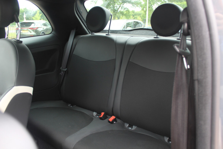 Fiat 500 1.2 Lounge / Apple CarPlay / Half leder / Parkeerhulp achter / 15'' / Beats / DAB / Bluetooth / Cruise Control / Getint glas