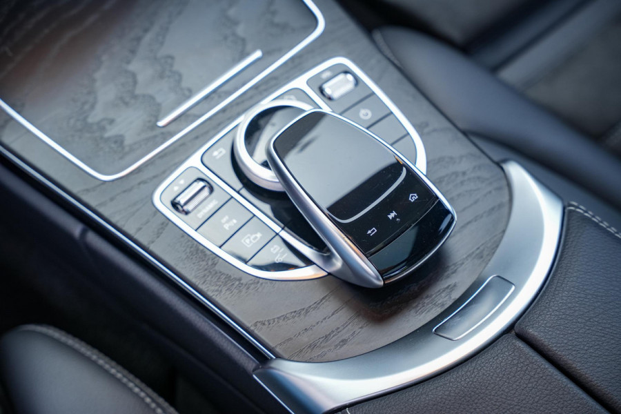 Mercedes-Benz C-Klasse 300 de AMG Line Pano Navi