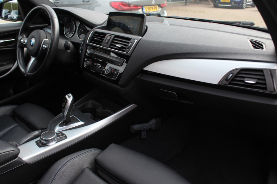 BMW 1-serie 118i High Exe. M Sport / Schuifdak / Camera / Leder / 18'' / Navigatie / Sportstoelen / Stoelverwarming / DAB / Cruise Control