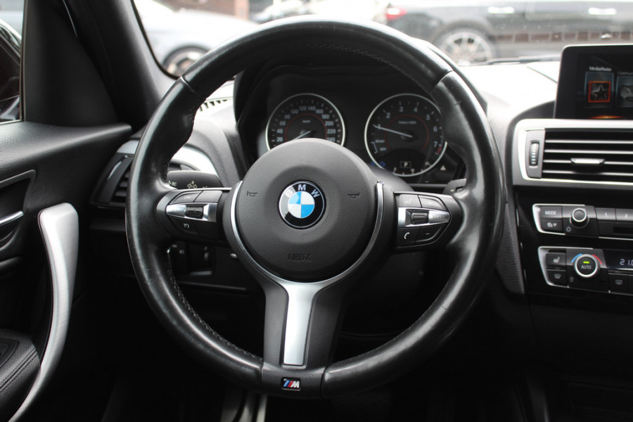 BMW 1-serie 118i High Exe. M Sport / Schuifdak / Camera / Leder / 18'' / Navigatie / Sportstoelen / Stoelverwarming / DAB / Cruise Control