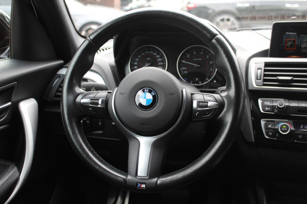 BMW 1-serie 118i High Exe. M Sport / Schuifdak / Camera / Leder / 18'' / Navigatie / Sportstoelen / Stoelverwarming / DAB / Cruise Control